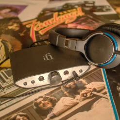 IFi ZEN CAN — Desktop Analogue Headphone Amplifier 17 IFi ZEN CAN — Desktop Analogue Headphone Amplifier -Trendy Electronic Audio Supplies Store IMG 2639 HDR 1050x1050 1