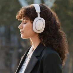 Bowers & Wilkins Px7 S2e Wireless Noise Cancelling Headphones -Trendy Electronic Audio Supplies Store Px720S2e20 20Cloud20Grey20Campaign20620 201x1 1050x1050 1